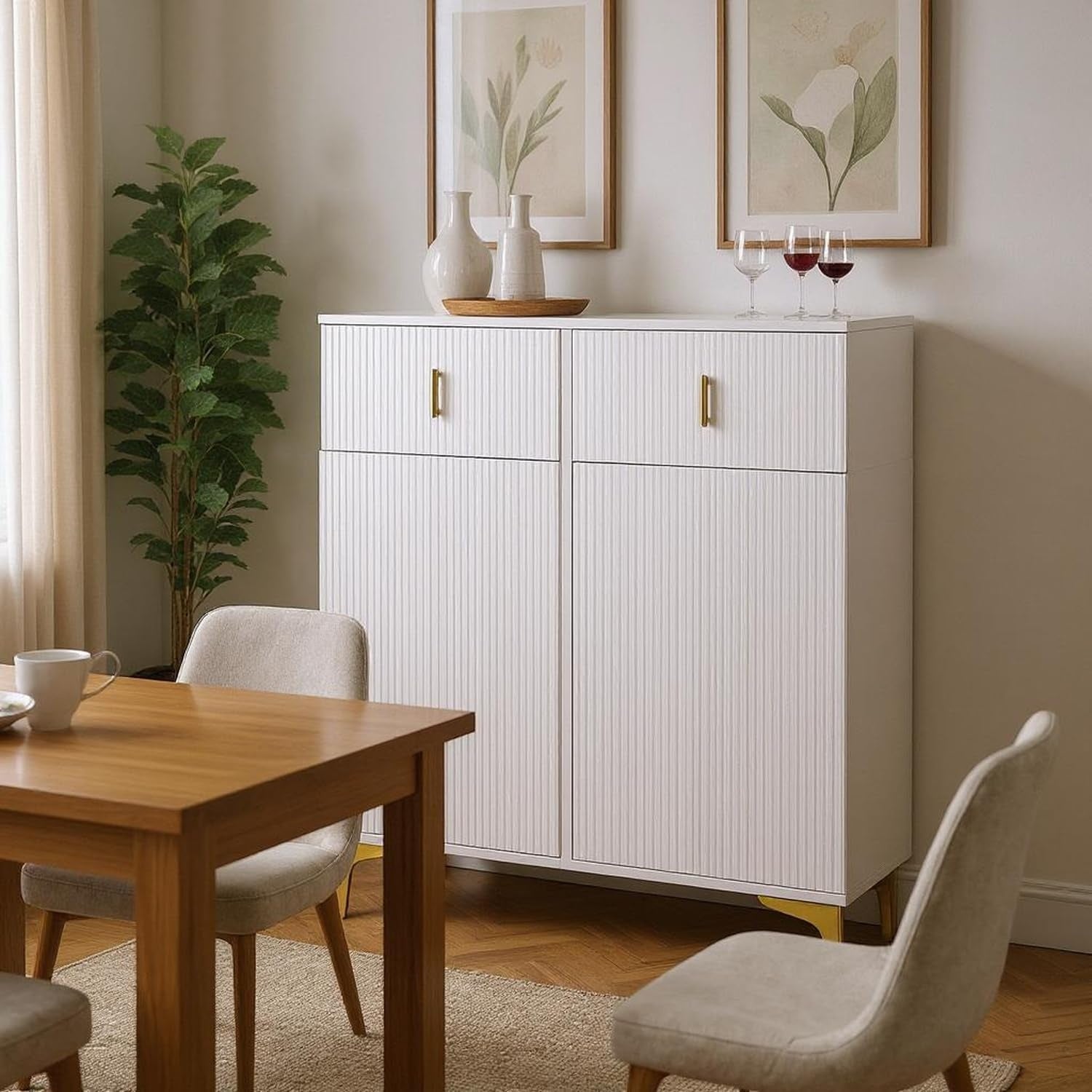 Buffet blanc avec facades rainurees et tiroirs integres, mobilier moderne pour amenager la salle a manger