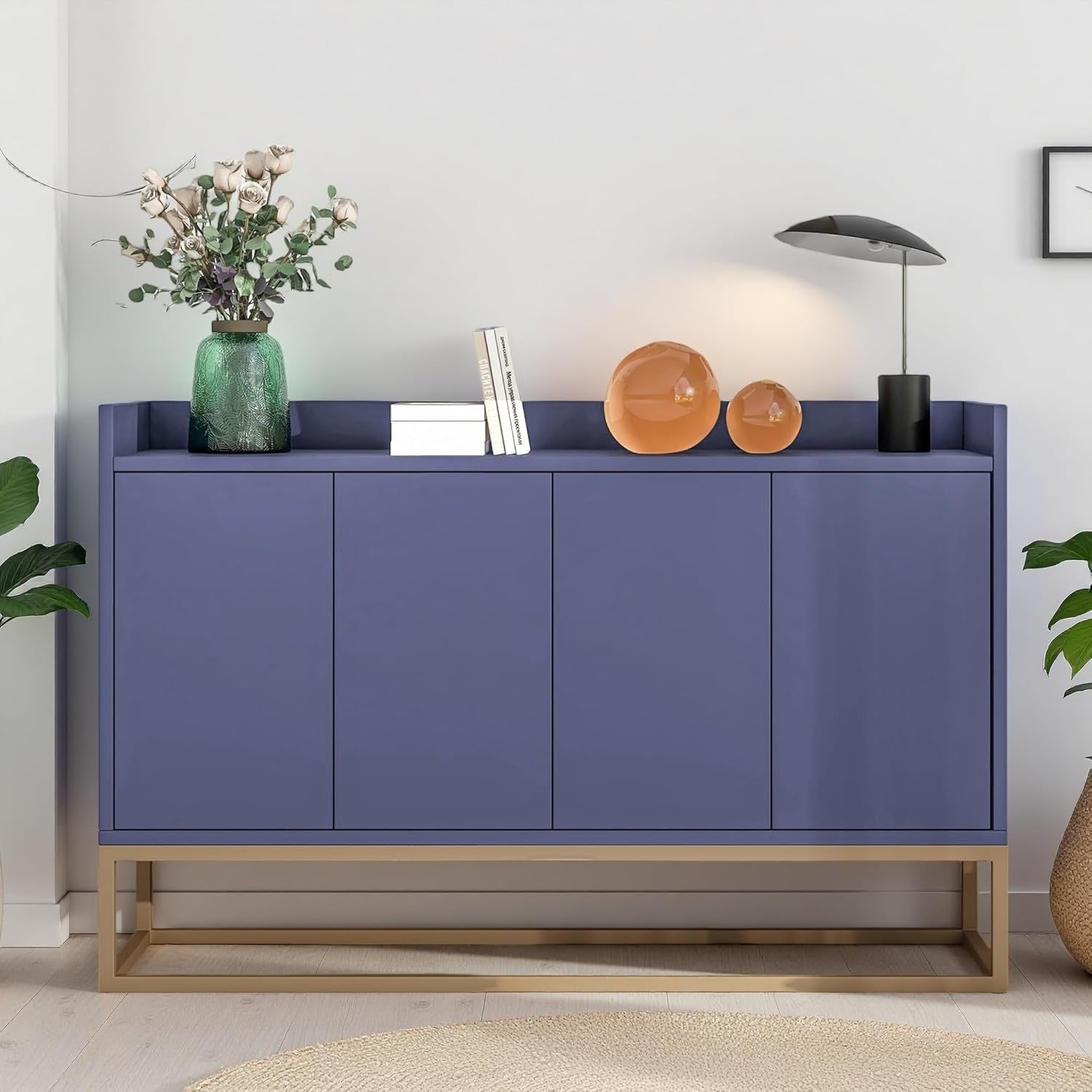 Buffet bas bleu 120 cm avec quatre portes, tablette reglable et structure metallique, meuble moderne pour cuisine ou salle a manger