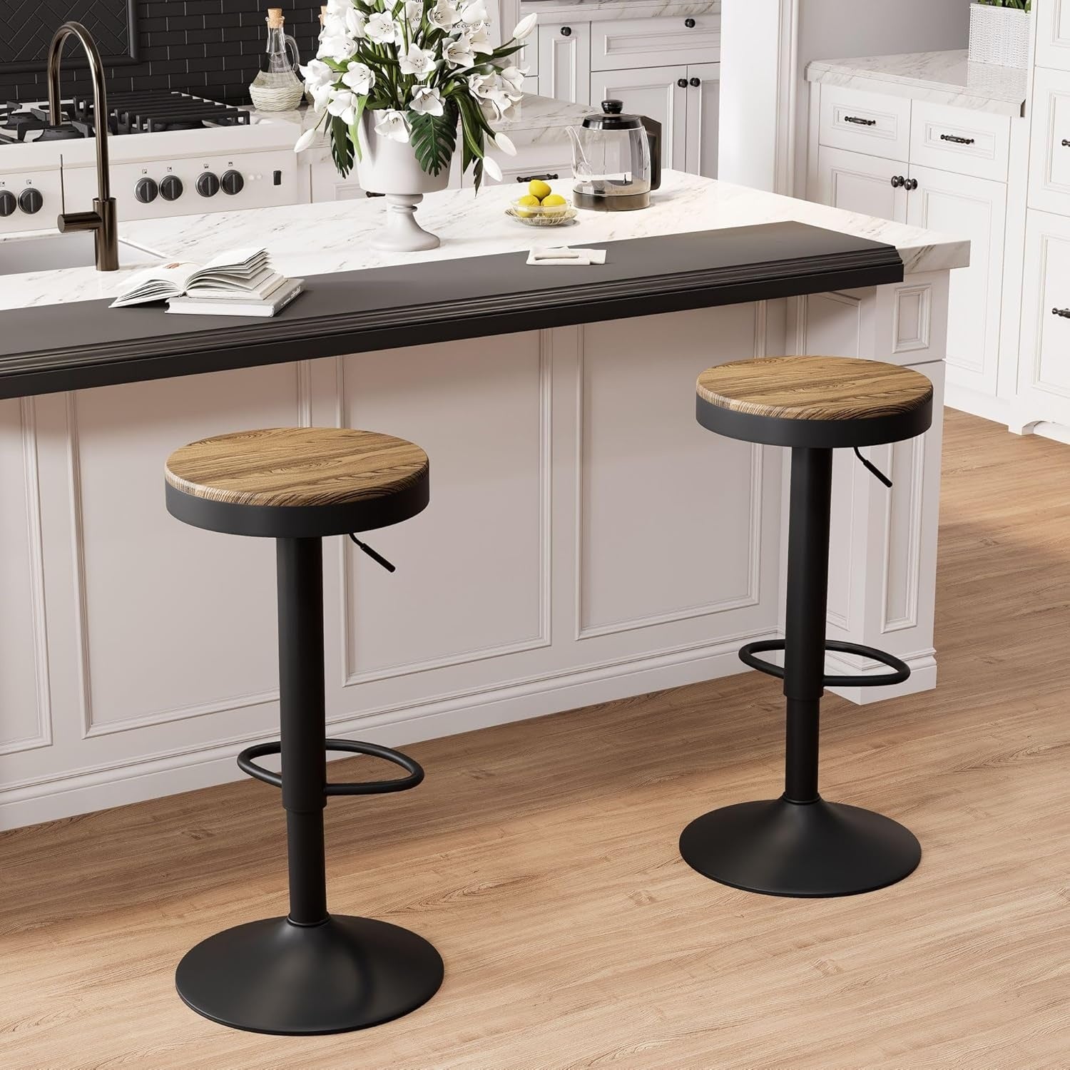 Lot de 2 tabourets de bar noirs en bois avec hauteur ajustable, assise pivotante 360 degres et repose pieds integre